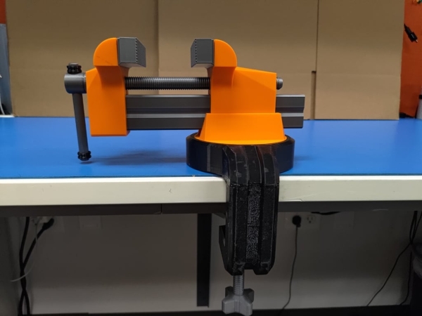一款多功能桌面夹紧式虎钳3D打印模型 工具&机械类模型 第2张